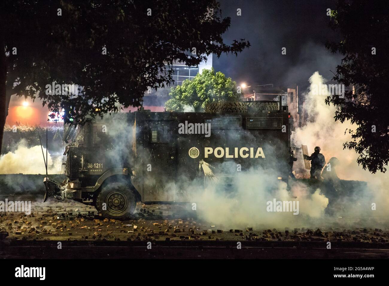 Bogota, Cundinamarca, Kolumbien. Juni 2021. Anti-Unruhen-Polizei während der Konfrontation mit den Demonstranten gesehen.die Polizeigewalt gegen Demonstranten nimmt weiter zu. Am 23. Juni brachen Massen- und lang anhaltende Proteste gegen die Tötung von zwei jungen Männern an zwei verschiedenen Orten der Hauptstadt aus. Kredit: Antonio Cascio/SOPA Images/ZUMA Wire/Alamy Live Nachrichten Stockfoto