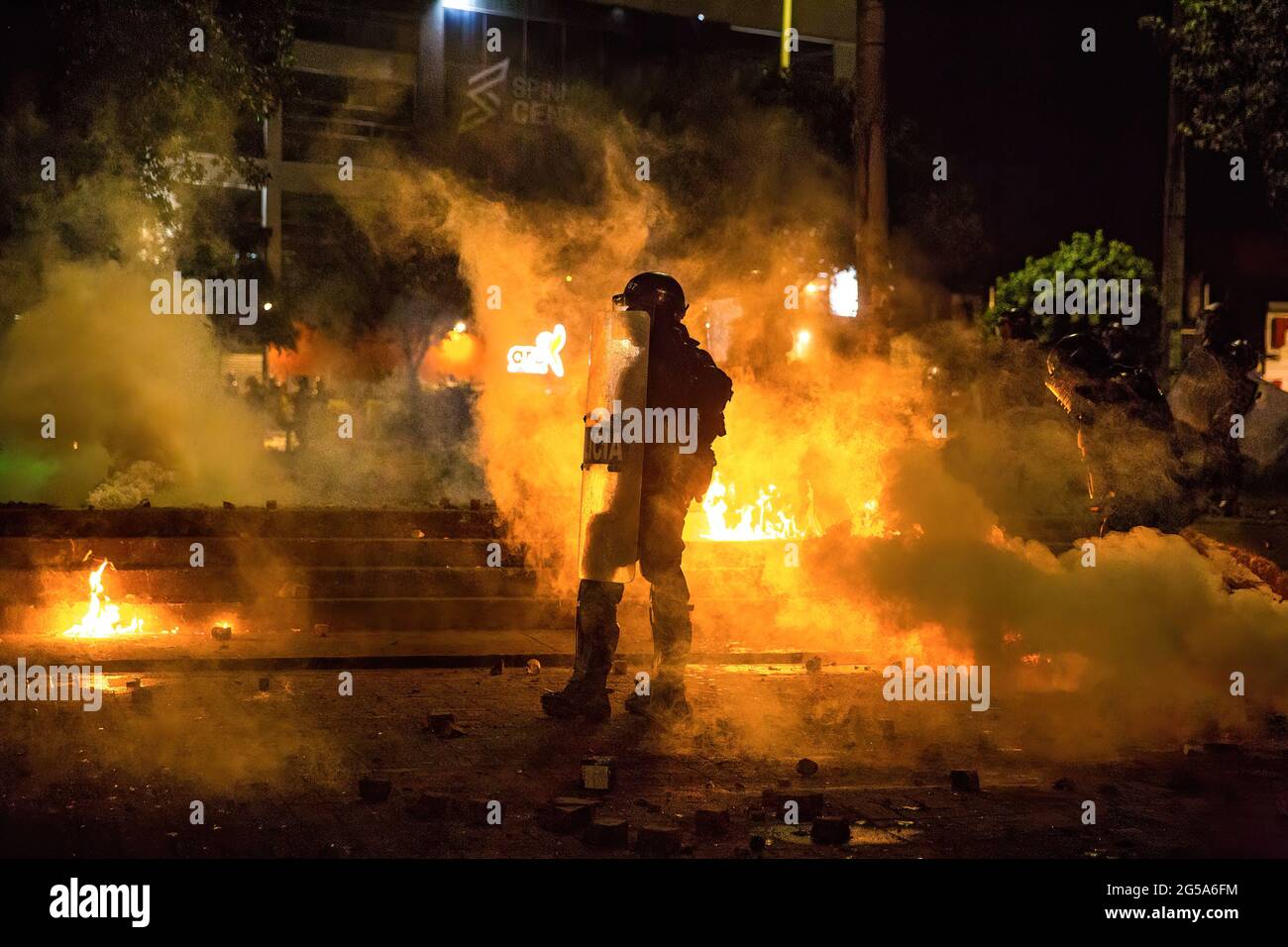 Bogota, Cundinamarca, Kolumbien. Juni 2021. Eine Anti-Unruhen-Polizei, die während der Zusammenstöße mit Demonstranten zu sehen war.die Polizeigewalt gegen Demonstranten nimmt weiter zu. Am 23. Juni brachen Massen- und lang anhaltende Proteste gegen die Tötung von zwei jungen Männern an zwei verschiedenen Orten der Hauptstadt aus. Kredit: Antonio Cascio/SOPA Images/ZUMA Wire/Alamy Live Nachrichten Stockfoto