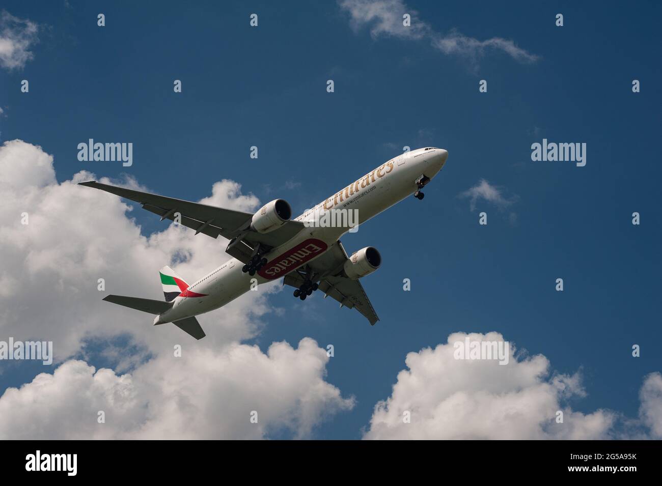 23.06.2021, Singapur, Republik Singapur, Asien - ein Passagierjet der Emirates Airline Boeing 777-300 er nähert sich dem Changi Airport zur Landung. Stockfoto