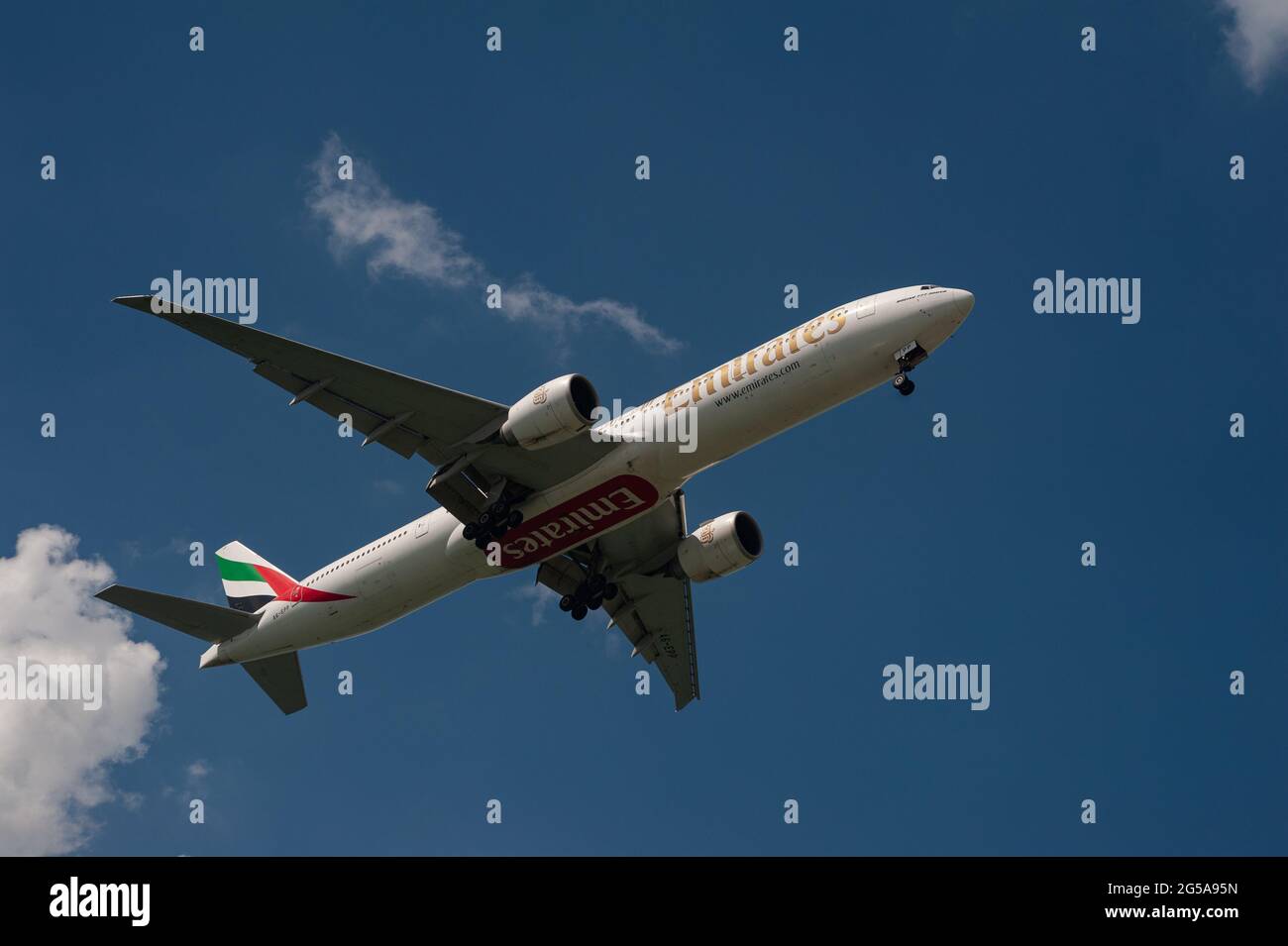 23.06.2021, Singapur, Republik Singapur, Asien - ein Passagierflugzeug der Emirates Airline Boeing 777-300 er nähert sich dem Changi Airport zur Landung. Stockfoto