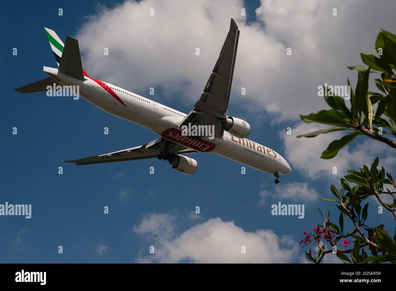23.06.2021, Singapur, Republik Singapur, Asien - ein Passagierflugzeug der Emirates Airline Boeing 777-300 er nähert sich dem Changi Airport zur Landung. Stockfoto