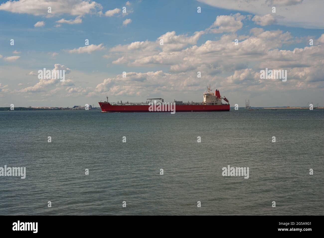 23.06.2021, Singapur, Republik Singapur, Asien - der Öltanker Orchid Express fährt während der Krise am Changi Beach Park entlang. Stockfoto