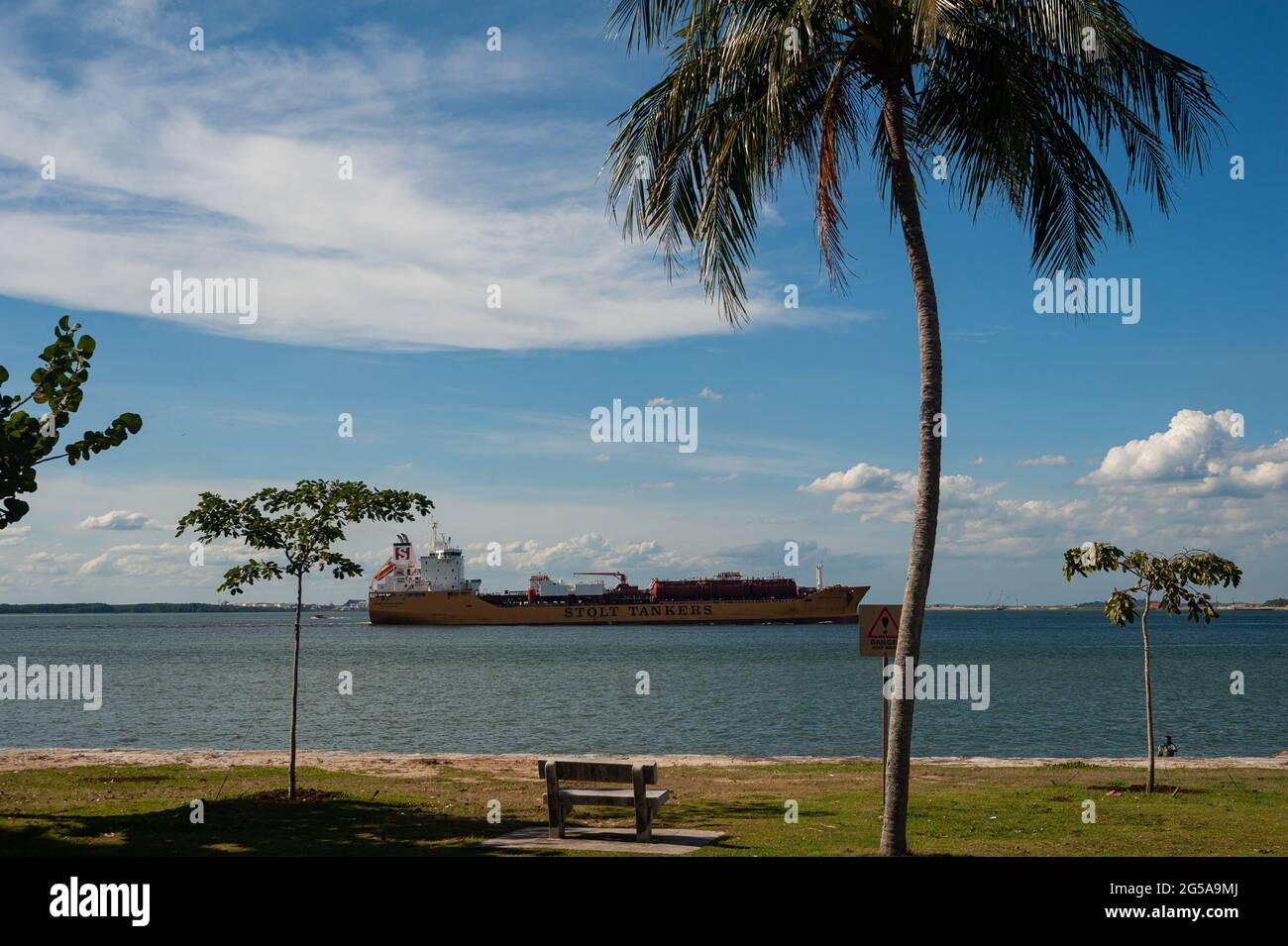 23.06.2021, Singapur, Republik Singapur, Asien - der Tanker Stolt Perseverance Chemical and Oil Products fährt am Ufer des Changi Beach Park entlang. Stockfoto