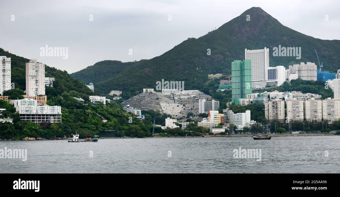 Ein Blick auf Pok Fu Lam und den High West Berg von Sandy Bay in Hongkong. Stockfoto