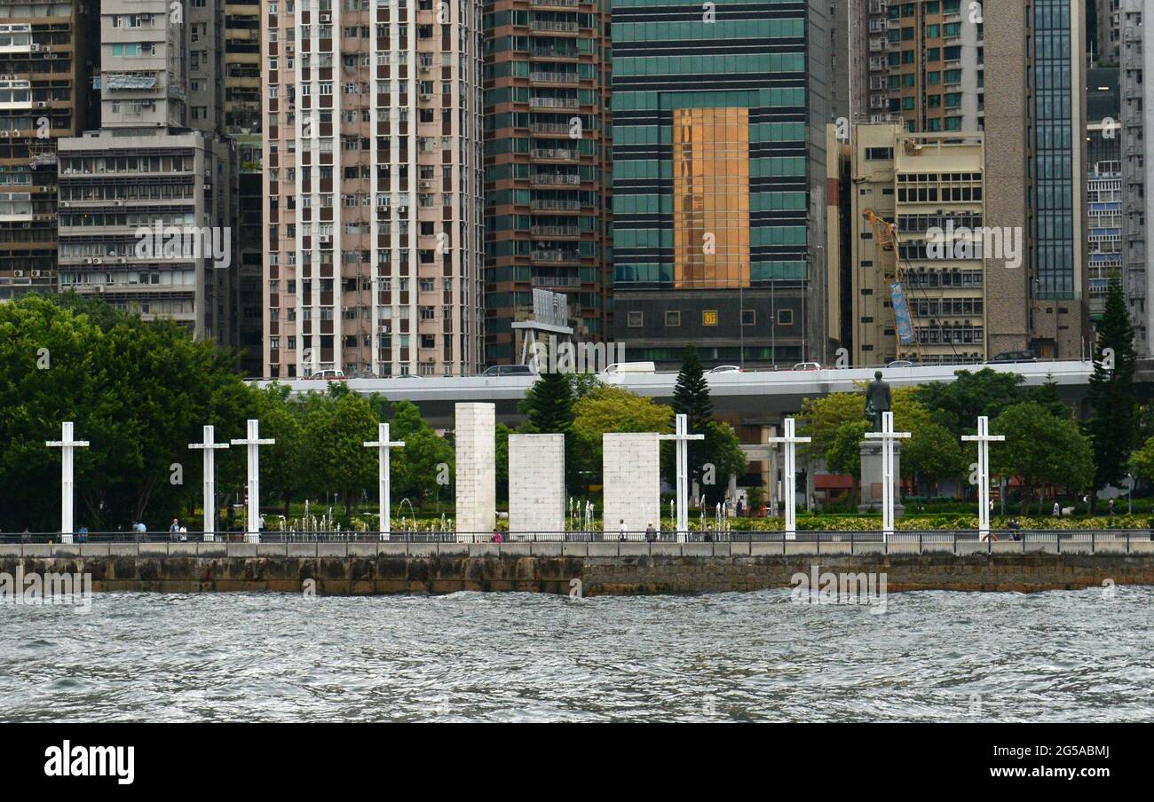 Der Sun Yat Sen Memorial Park vom Victoria Hafen in Hongkong aus gesehen. Stockfoto