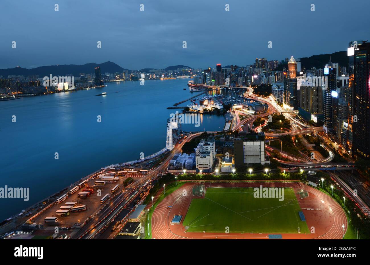 Blick auf den Hafen von Victoria und die Uferpromenade der HK-Insel in Causway Bay, Hongkong. Stockfoto