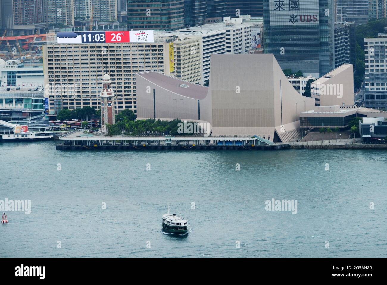 Blick auf die Uferpromenade von TST mit dem Gebäude des Kulturzentrums und dem ehemaligen Eisenbahnturmturm Kowloon-Canton. Kowloon, Hongkong. Stockfoto