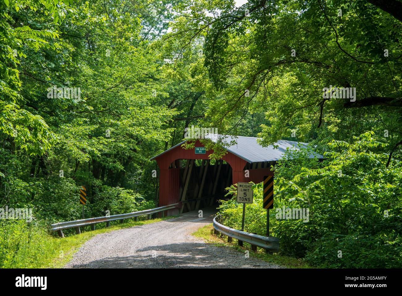 Pine Bluff Covered Bridge ist eine Howe Truss Struktur über Big Walnut Creek. Die doppelte Spannweite der Pine Bluff Bridge erreicht eine Länge von 211 Fuß oder 233 Fuß c Stockfoto