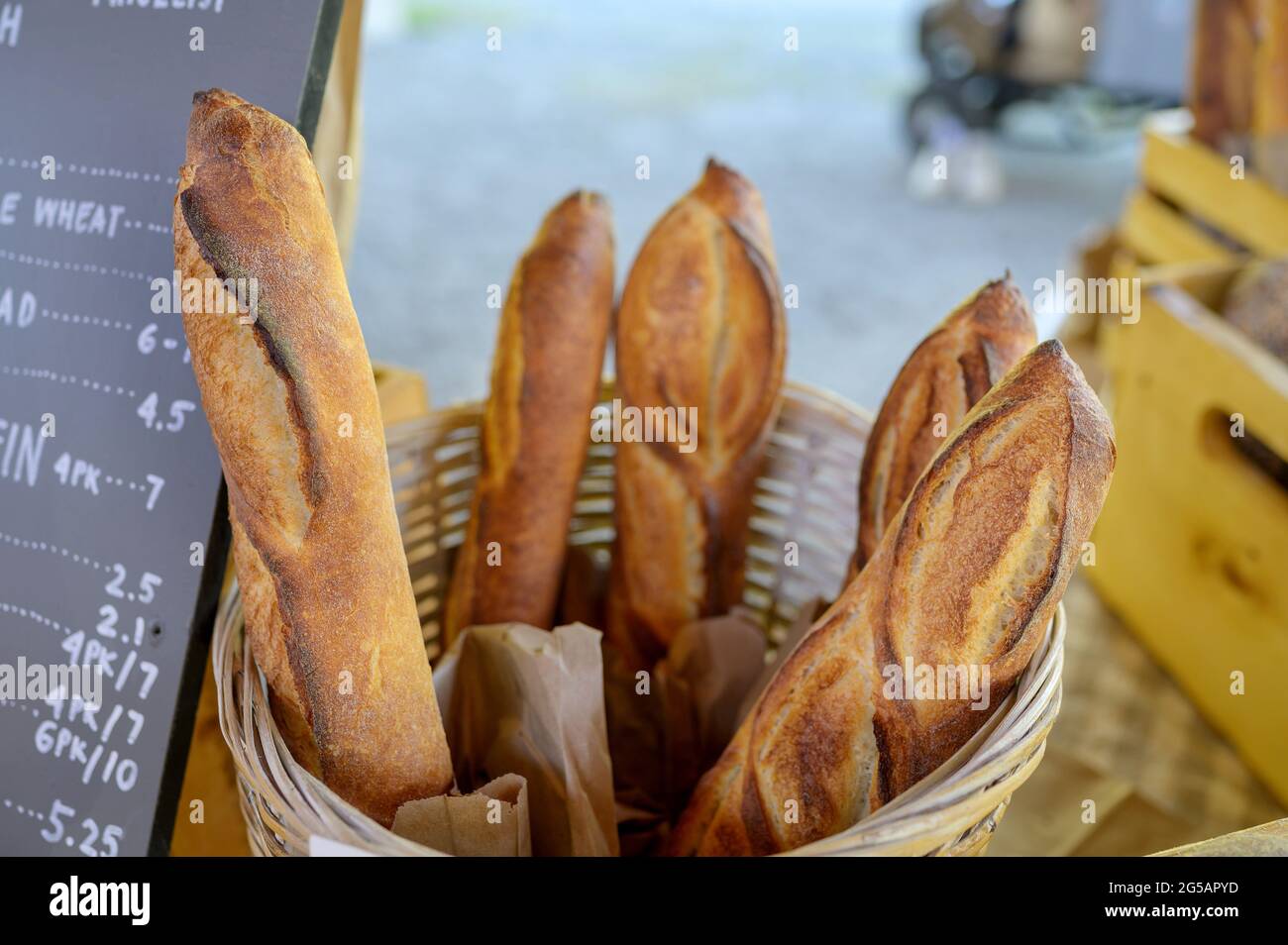 Laibe frisch gebackenes Brot auf einem Bauernmarkt. Stockfoto