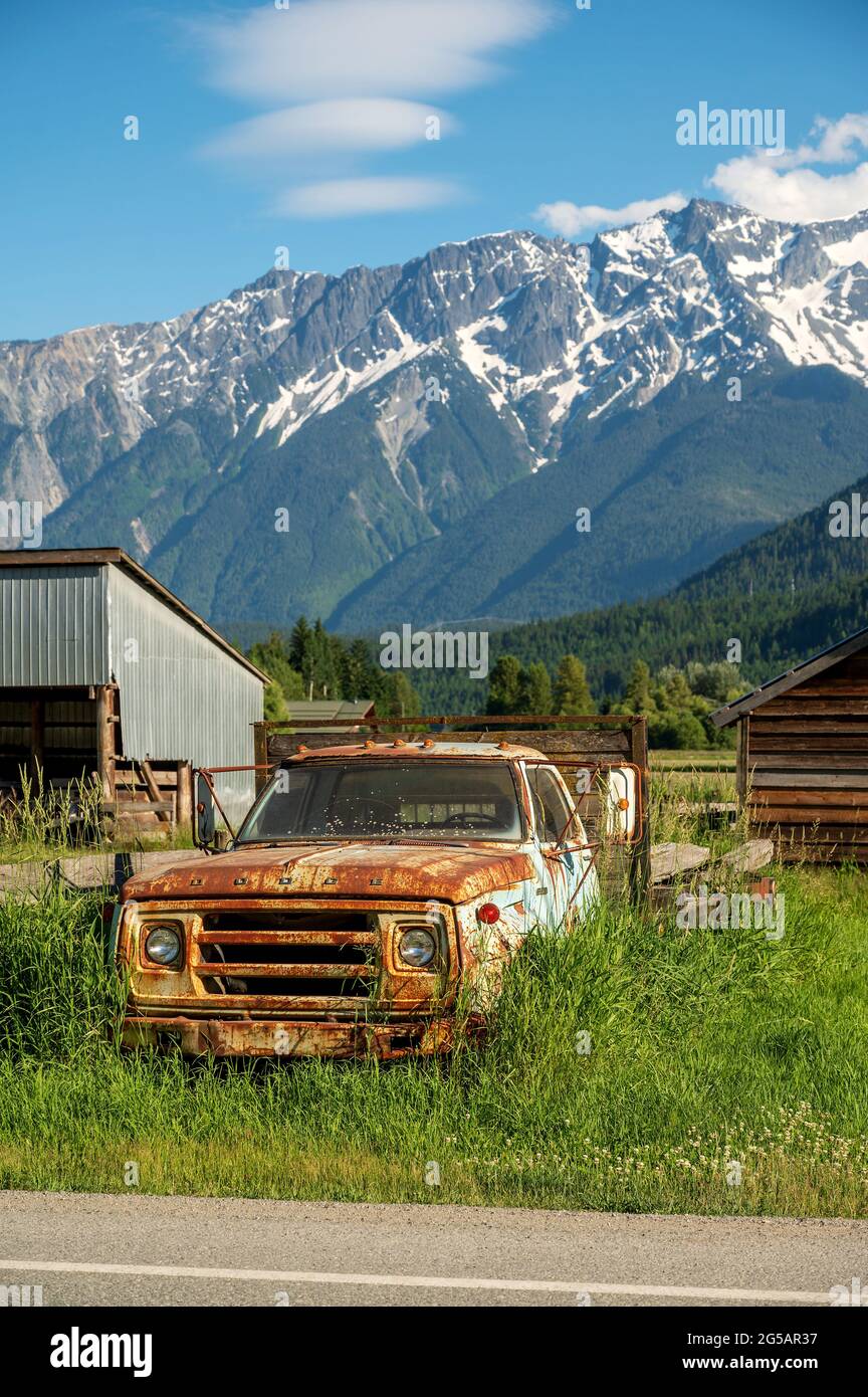 Ein verderbter LKW liegt neben einem Bio-Bauernhof mit Mt. Currie im Hintergrund. Pemberton, BC, Kanada. Stockfoto