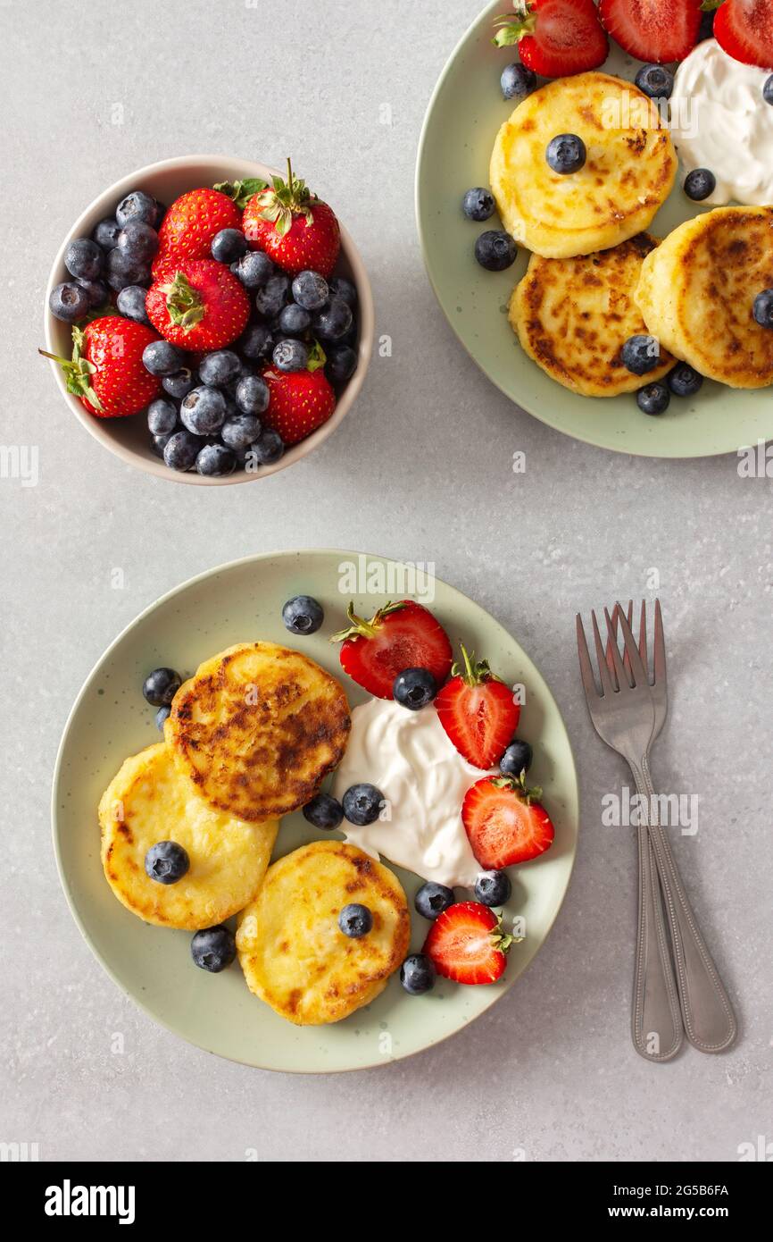 Quark Pfannkuchen mit Erdbeeren, Heidelbeeren und saurer Creme und frischen Beeren, leckeres Frühstück, Blick von oben Stockfoto