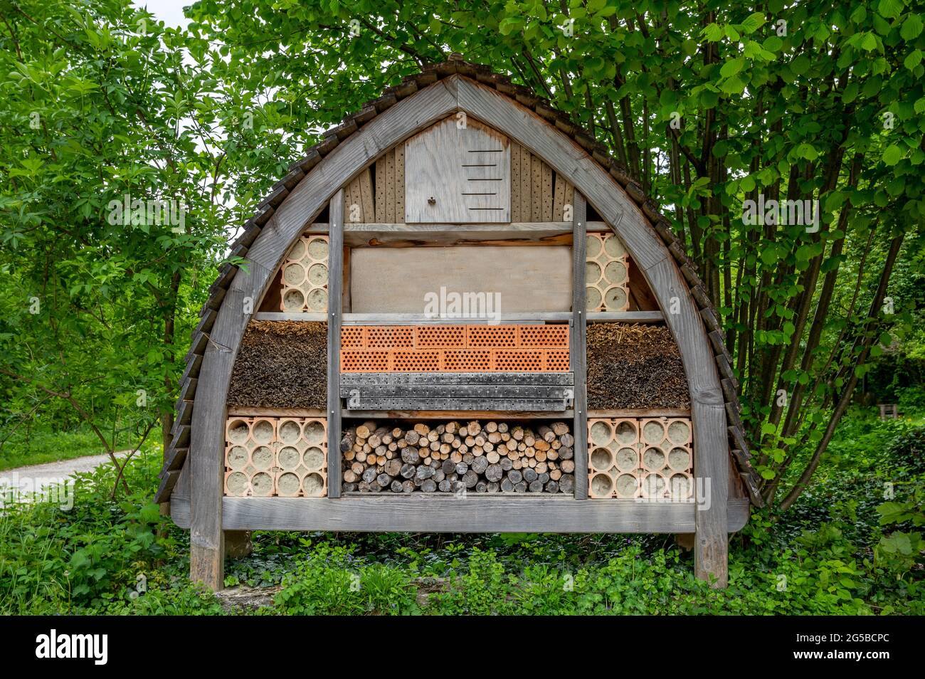 Insektenhaus aus Holz im Garten. Insektenhotel in natürlicher Umgebung. Insektenhotel in der Schweiz. Schutz oder Zuflucht für Insekten. Stockfoto