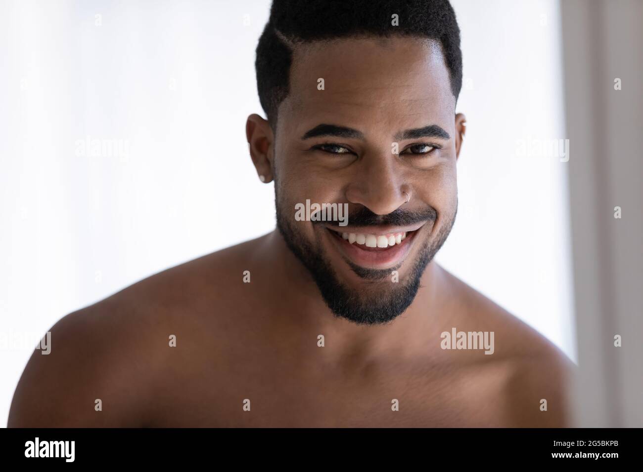 Nahaufnahme des attraktiven afroamerikanischen Mannes Stockfoto