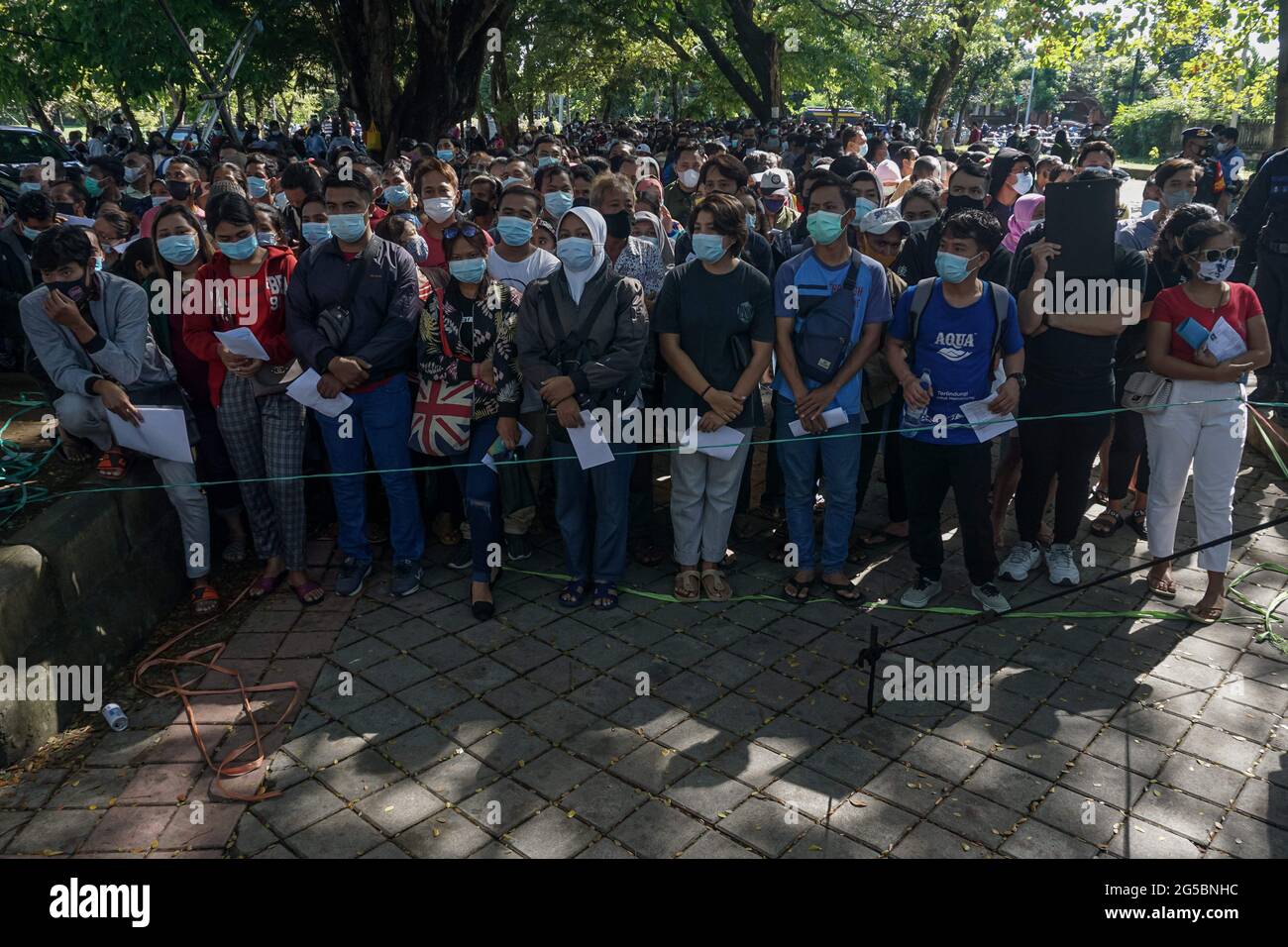 Denpasar, Bali, Indonesien. Juni 2021. Die Menschen scharen sich, während sie auf die kostenlose Impfung warten. Die Regionalpolizei von Bali führt eine Massenimpfung von Covid-19 im Puputan Renon Field durch, als indonesische Polizei, um gleichzeitig die „1-Millionen-Impfbewegung“ im ganzen Land anzuvisieren. (Bild: © Dicky BisinglasiZUMA Wire) Stockfoto