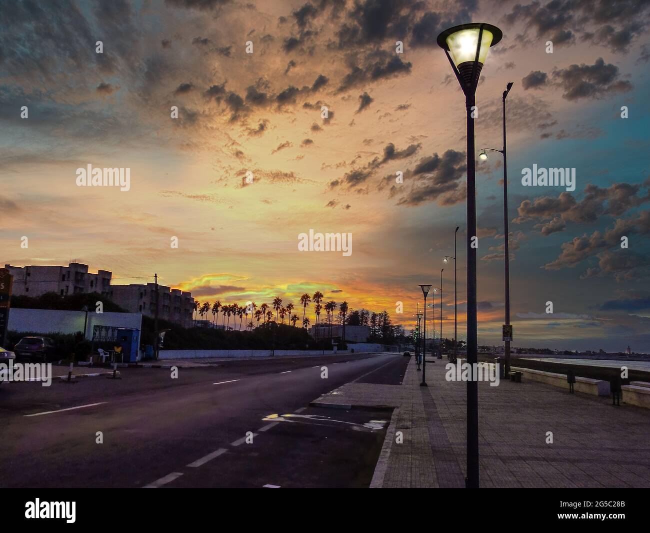 Atardecer en la playa en Agadir, Marruecos Stockfoto