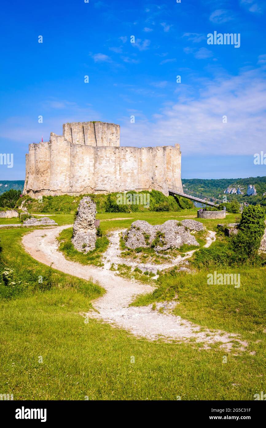 Die Innenmauer und der Berghof der mittelalterlichen Burg Château-Gaillard, die im 12. Jahrhundert von Richard Löwenherz in der Normandie erbaut wurde. Stockfoto