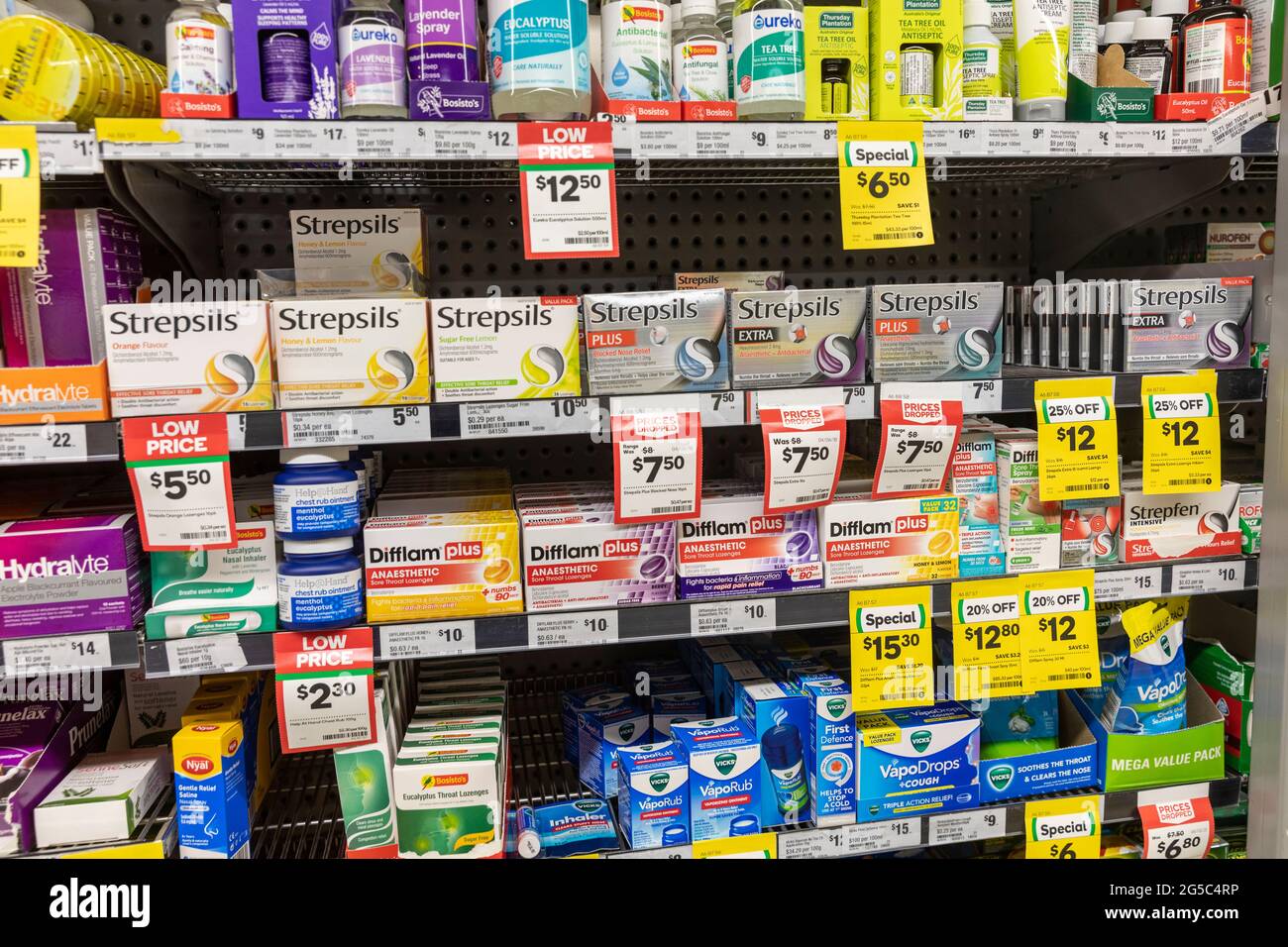 Strepsillen und difflam-Lutschtabletten und Medikamente zum Verkauf in  einem Supermarktregal in Australien Stockfotografie - Alamy