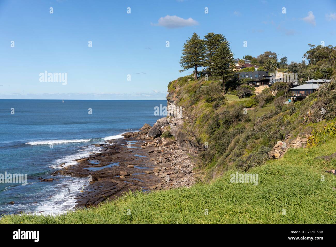 Häuser am Wasser am Avalon Beach in Sydney mit Blick auf das Meer, aber auch mit dem Risiko eines Einsturzes aufgrund der Erosion der Küstenvorland, Australien Stockfoto
