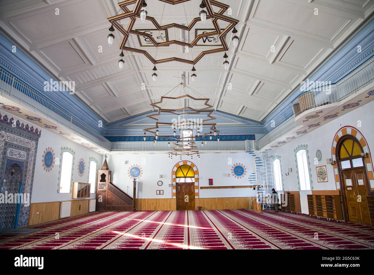 Kars / Türkei - 01/22/2016: Der Blick auf das Innere der Moschee. Fethiye Moschee, die als Kirche gebaut worden war (Aleksandr Nevski Stockfoto