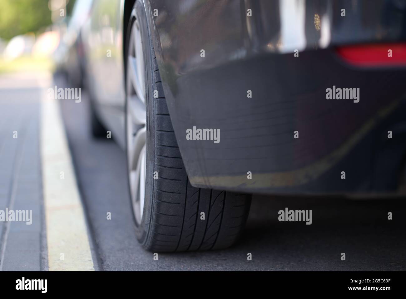 Das Auto steht vor der gelben Linie in der Nähe Stockfoto