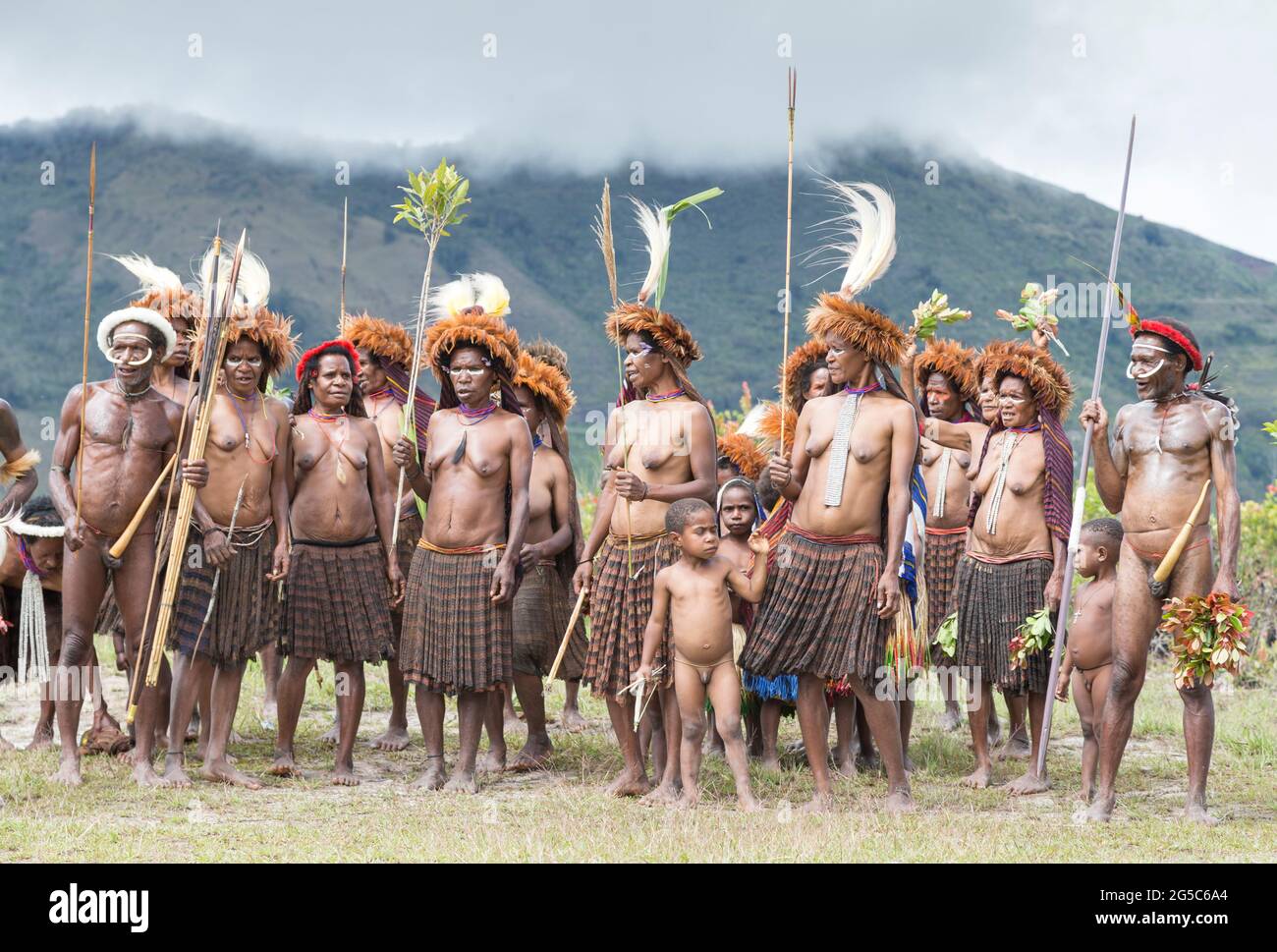 Baliem-Tal, West-Papua, Indonesien, 15. Februar 2016: Dani Stamm Menschen Baliem Tal in ihren traditionellen outfits Stockfoto