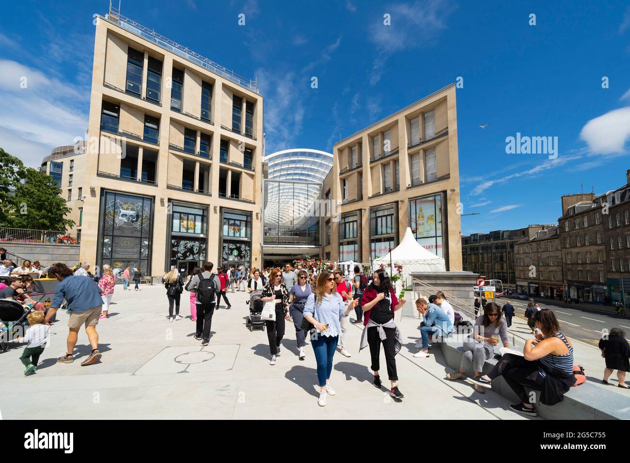 Edinburgh, Schottland, Großbritannien. 24. Juni 2021. Erste Bilder des neuen St. James Quarter, das heute Morgen in Edinburgh eröffnet wurde. Der große Einzelhandel und Residenti Stockfoto