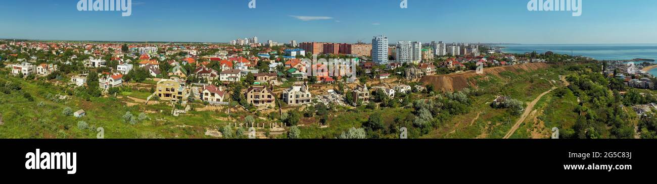 Das Luftpanorama der Folgen des Erdrutsches in der Chenomorsk Ukraine. Drohnenaufnahmen, natürliches Leben, farbig. Stockfoto