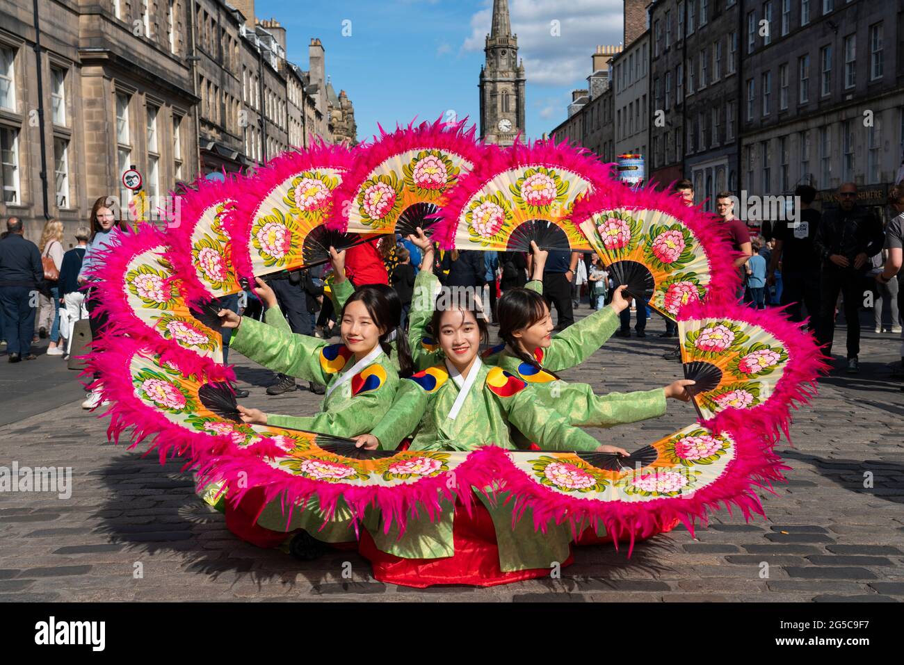 Viele Touristen auf der Edinburgh Royal Mile, um die vielen Straßenaufführungen während des Fringe Festivals, Schottland, Großbritannien, zu genießen Stockfoto