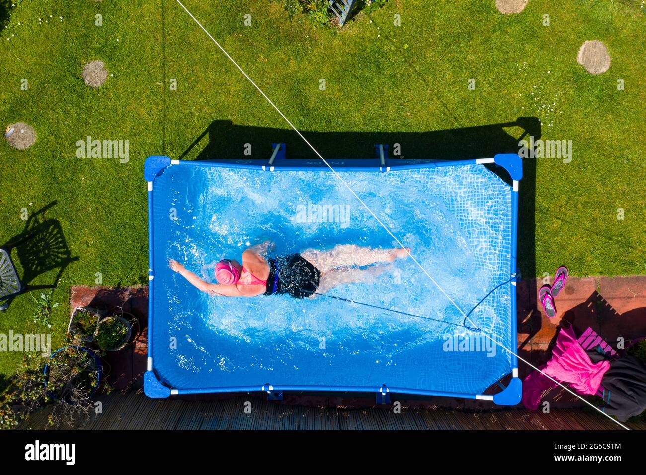 Fiona Philp aus Limekilns, Fife, eine wilde Freiwasserschwimmerin, während eines täglichen Schwimmens im Pool im Garten, Limekilns, Schottland, Großbritannien Stockfoto