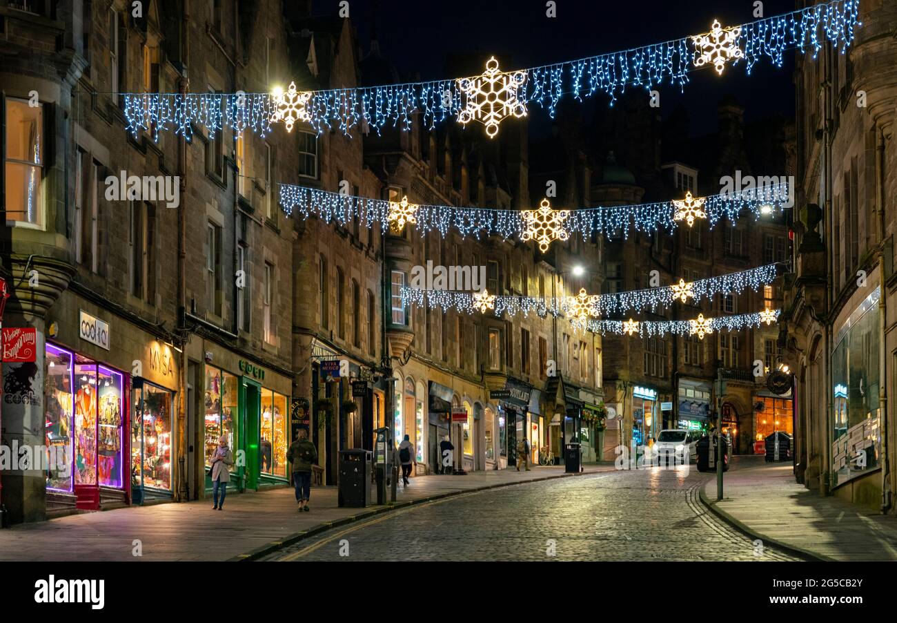 Blick auf die leere Victoria Street bei Nacht während der Covid-19-Sperre an Weihnachten 2020 im Stadtzentrum von Edinburgh, Schottland, Großbritannien Stockfoto