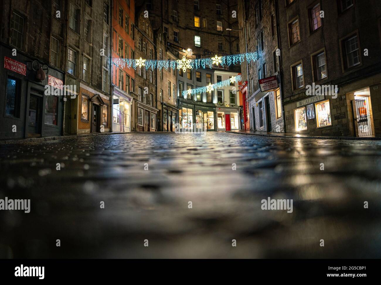 Blick auf die leere Victoria Street bei Nacht während der Covid-19-Sperre auf Hogmanay 2020 im Stadtzentrum von Edinburgh, Schottland, Großbritannien Stockfoto