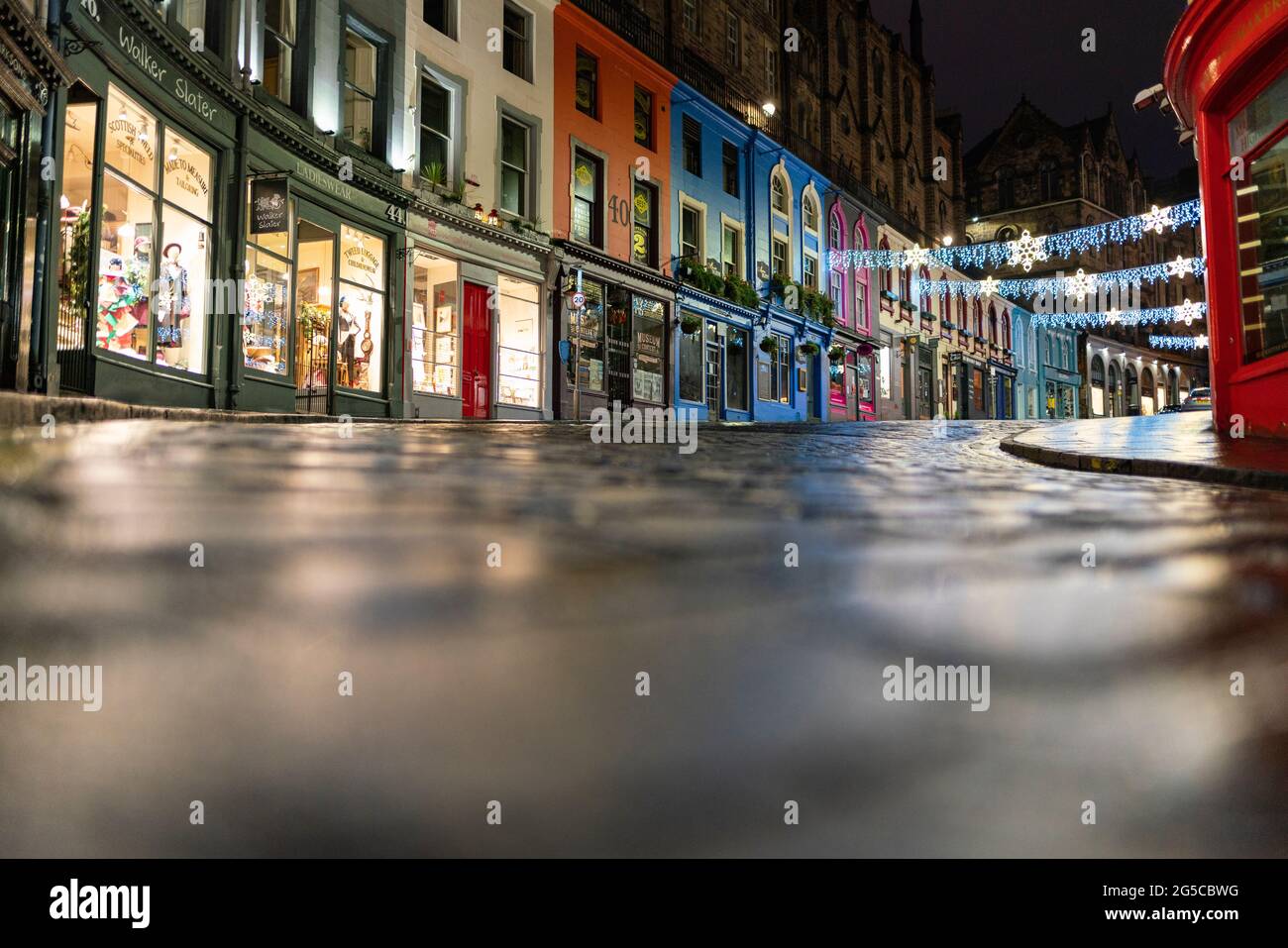 Blick auf die leere Victoria Street bei Nacht während der Covid-19-Sperre auf Hogmanay 2020 im Stadtzentrum von Edinburgh, Schottland, Großbritannien Stockfoto