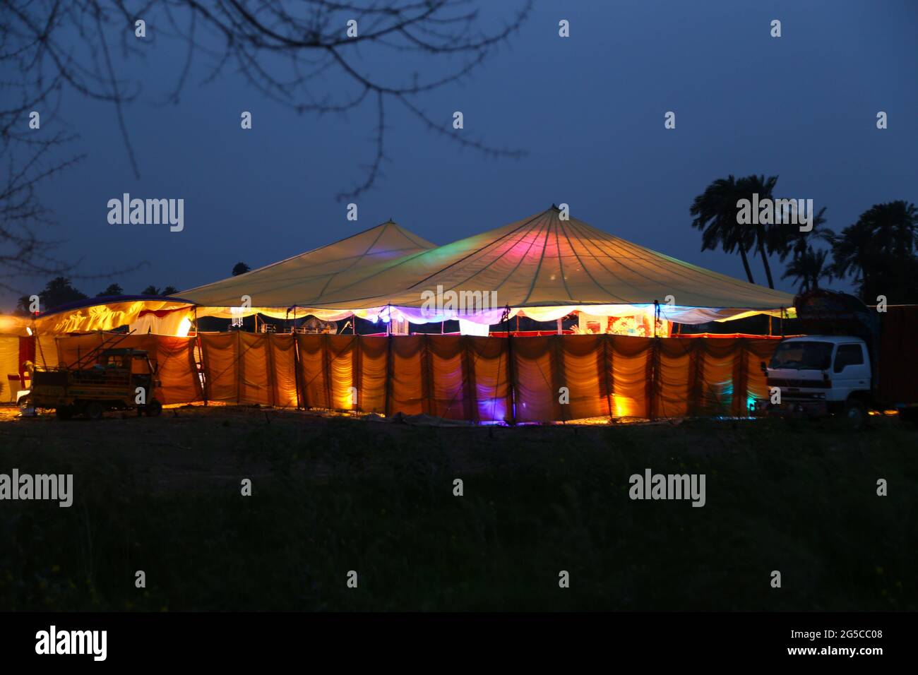 Hochzeitszelt Nacht umgeben Stockfoto