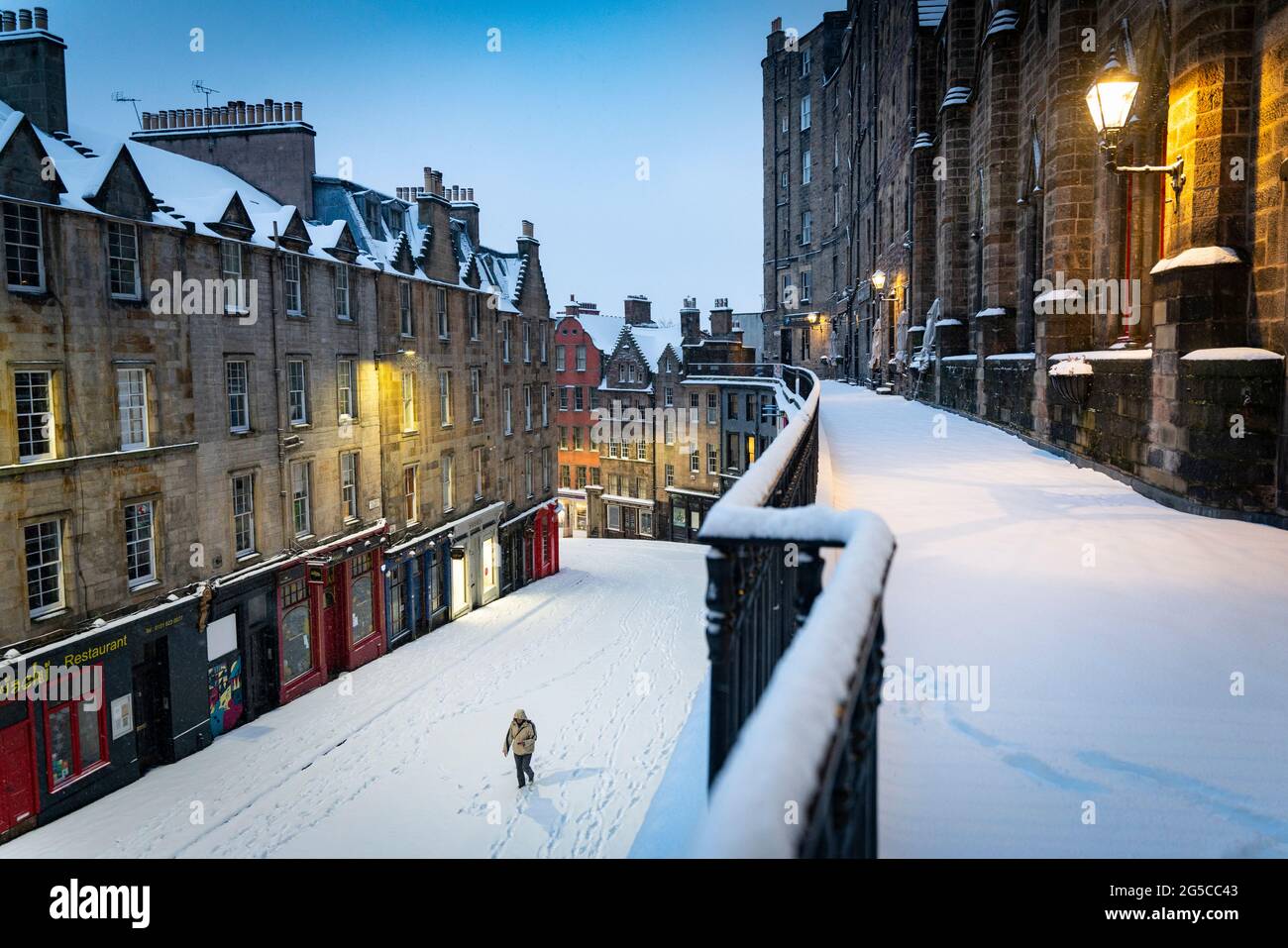 Blick auf die verschneite Victoria Street in der Altstadt von Edinburgh im Winter 2021, Edinburgh, Schottland, Großbritannien Stockfoto