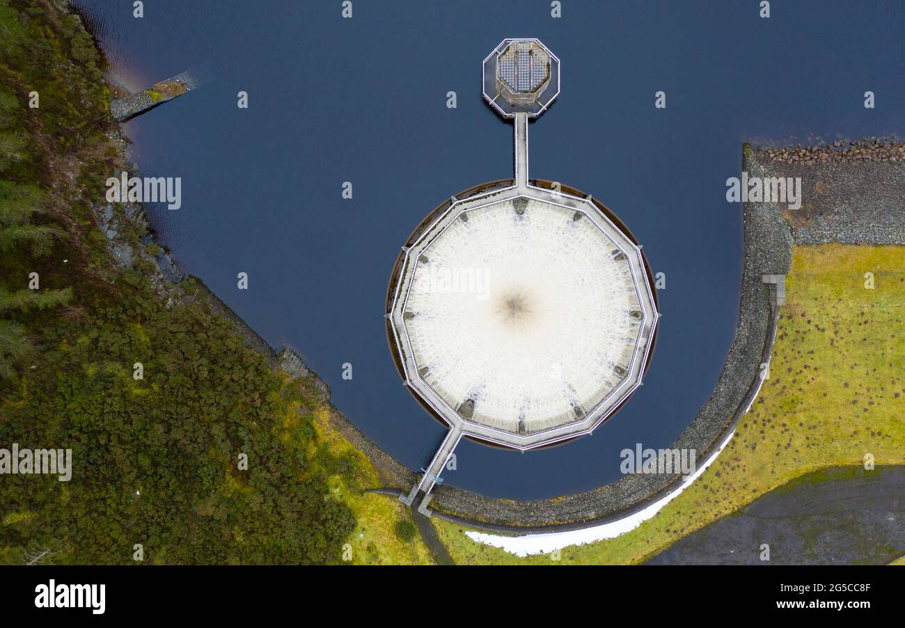 Der jüngste Schnee und heftige Regen haben die schottischen Stauseen bis zur Kapazitätsgrenze gefüllt. Kreisförmiger Auslauf am Whiteadder-Stausee läuft nun voll, East Lothian Stockfoto