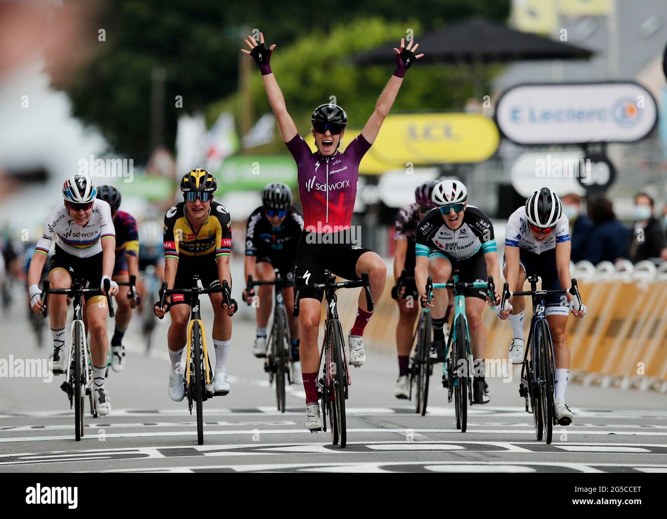 Cycling - La Course by Tour de France - Brest to Landerneau - Frankreich - 26. Juni 2021 Demi Vollering, ein Team von SD Worx Women Cycling Team, feiert den Etappensieg über REUTERS/Benoit Tessier Stockfoto