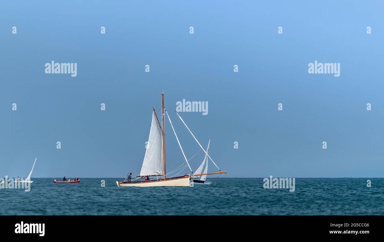 Traditionelles Gaff-Segelboot (Yacht) segelt während der Segelclub-Regatta in der Nähe von Greystones, Irisches Meer. Stockfoto