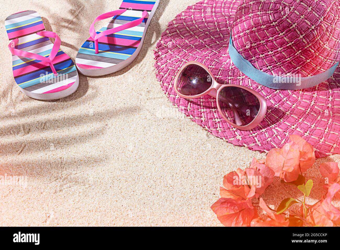 Große runde Sommer rosa Hitze, mit Sonnenbrillen und Flip Flop auf Sand, Draufsicht, Copy Space Stockfoto