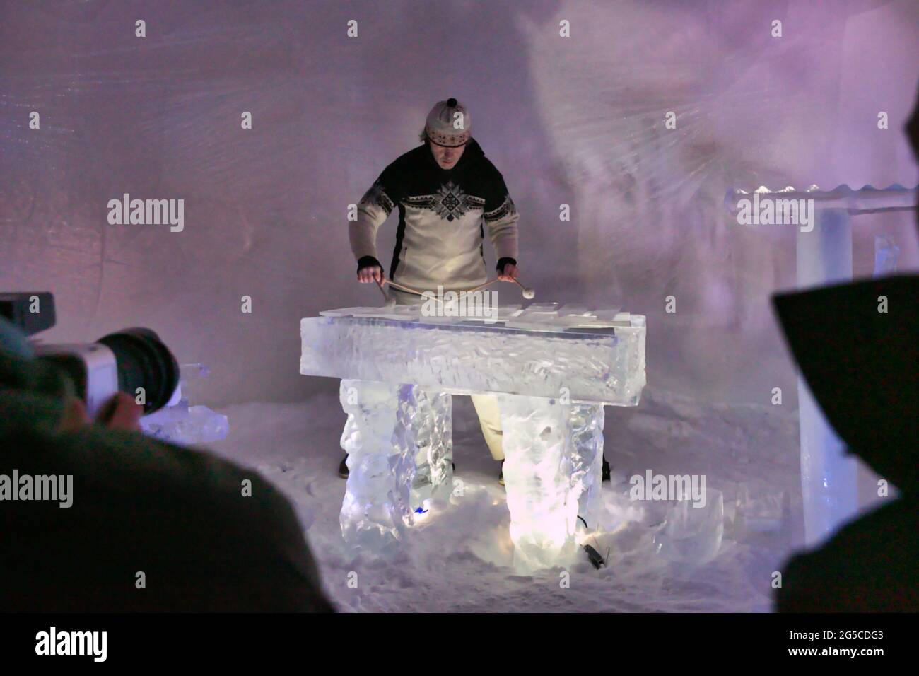 Mann, der in Norwegen, Skandinavien, ein Xylophon aus festem Eis spielt Stockfoto