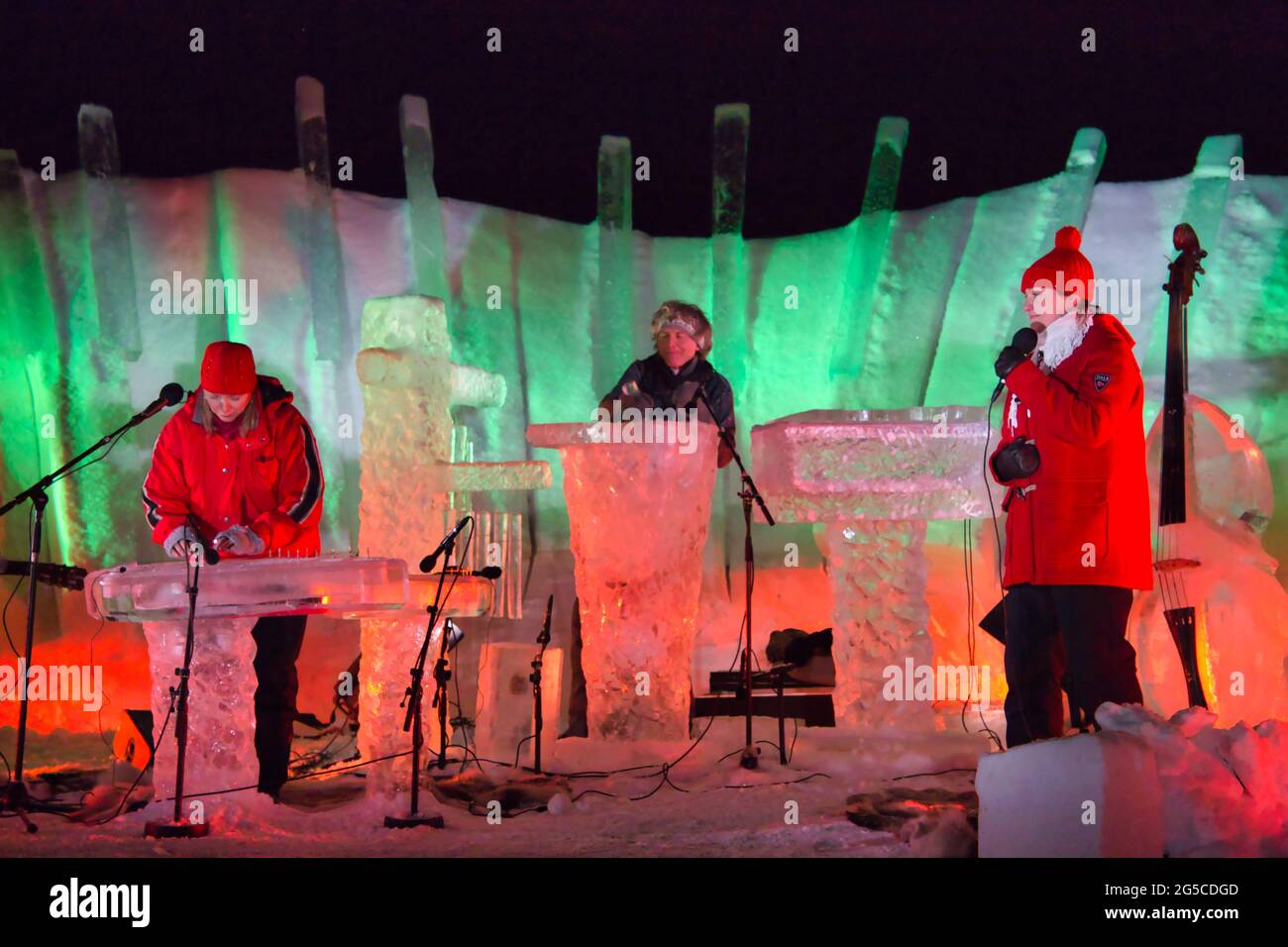 Spielen von Musikinstrumenten aus festem Eis in Norwegen, Skandinavien geschnitzt Stockfoto