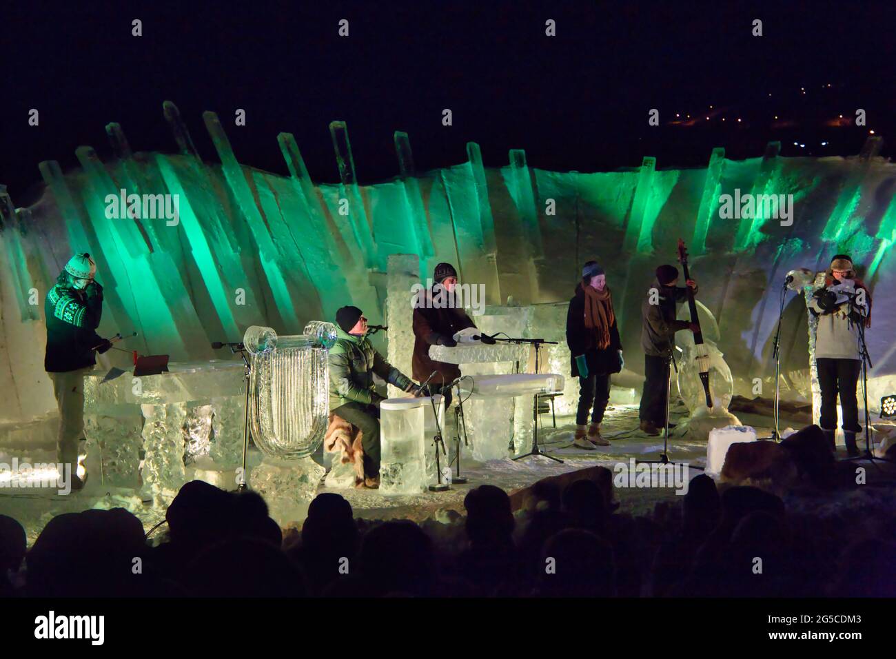 Spielen von Musikinstrumenten aus festem Eis in Norwegen, Skandinavien geschnitzt Stockfoto