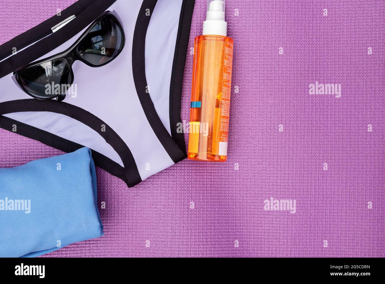 Draufsicht auf Sommer Accessoires auf lila Hintergrund Stockfoto