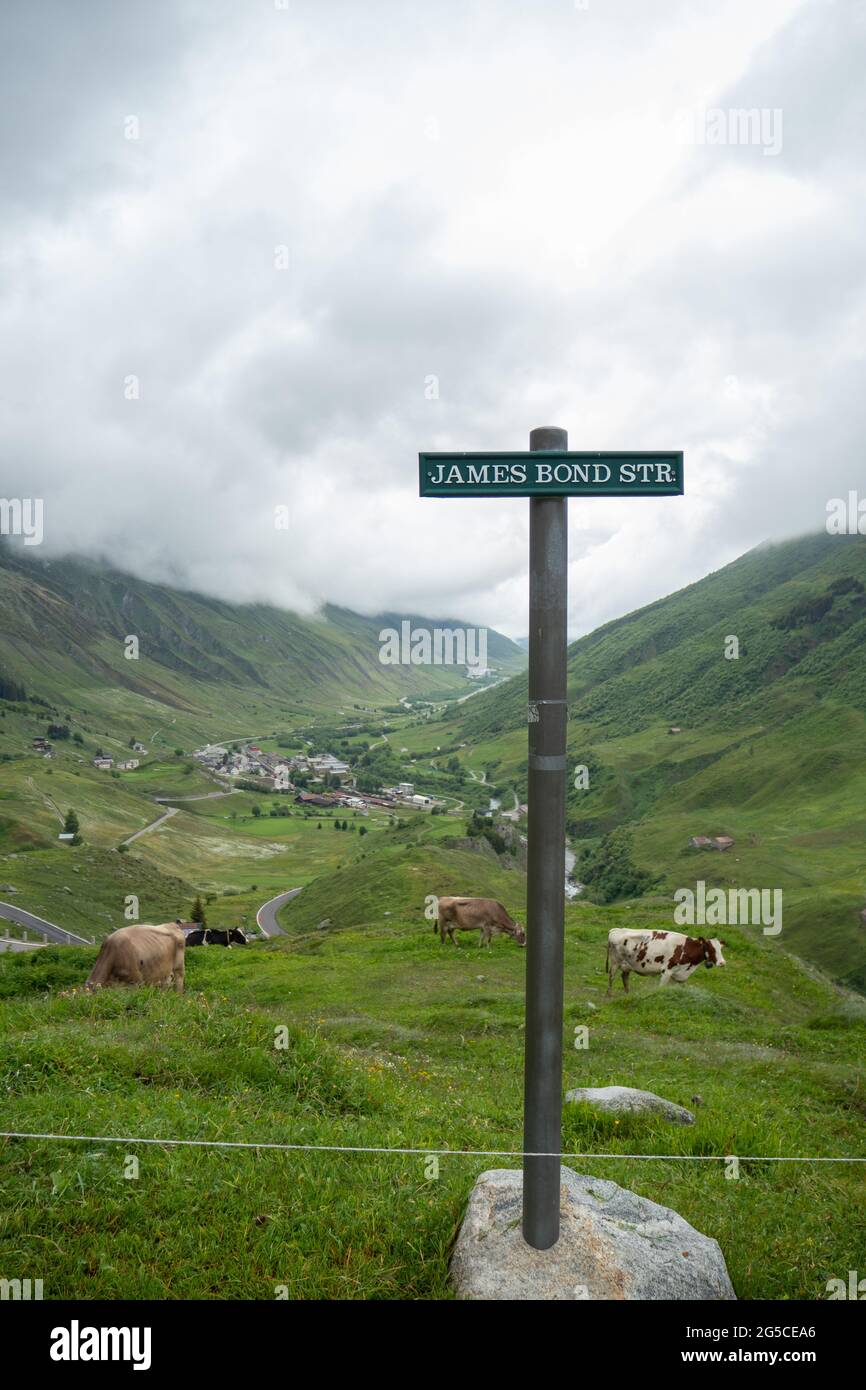 Blick von der Furka-Passstraße mit dem Schild James Bond Street ins Reuss-Tal Stockfoto