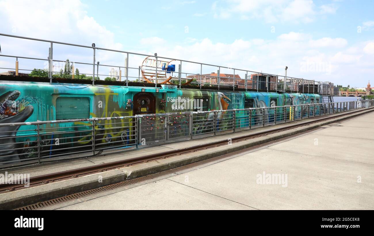 Hausboot / Drehort von „Berlin Tag und Nacht“ TN in Berlin am 14.5.2021 Stockfotografie Alamy Hausboot / Drehort von „Berlin Tag und Nacht“ TN in Berlin am 14.5.2021 Stockfotografie Alamy