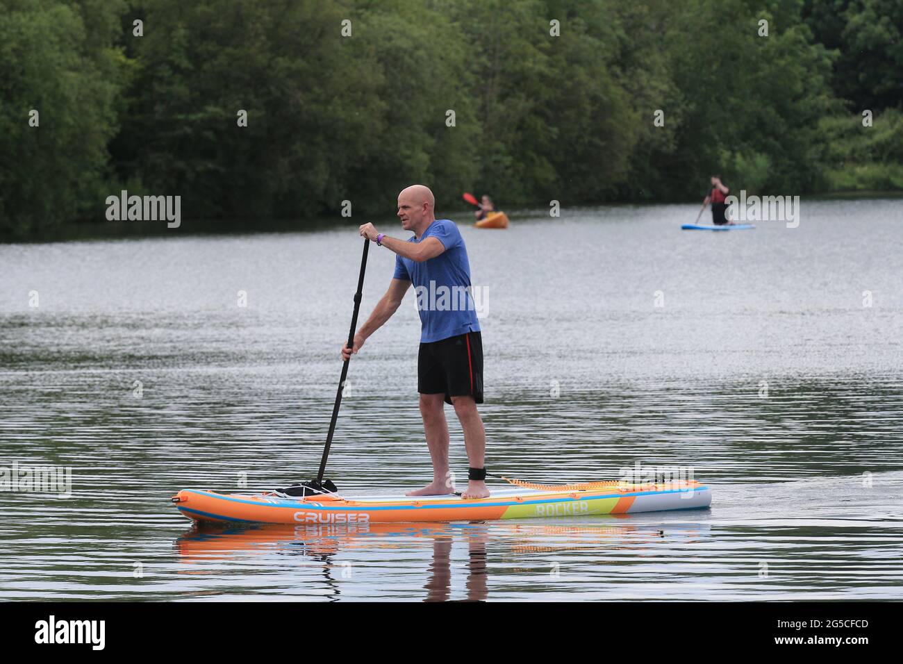 Cirencester, Großbritannien, 26. Juni 2021. Wetter in Großbritannien. Ein schöner sonniger Tag im Cotswold Water Park, während die Menschen Wassersport auf dem See treiben. Wiltshire. Kredit: Gary Learmonth / Alamy Live Nachrichten Stockfoto