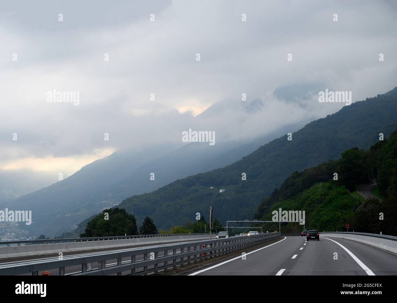 Autobahn durch die Alpen, Schweiz. Stockfoto