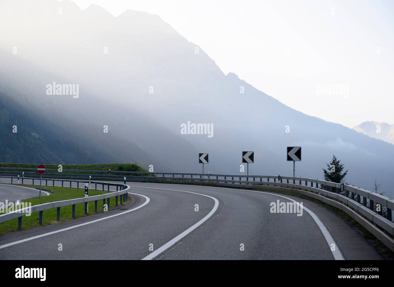 Autobahn durch die Alpen, Schweiz. Stockfoto