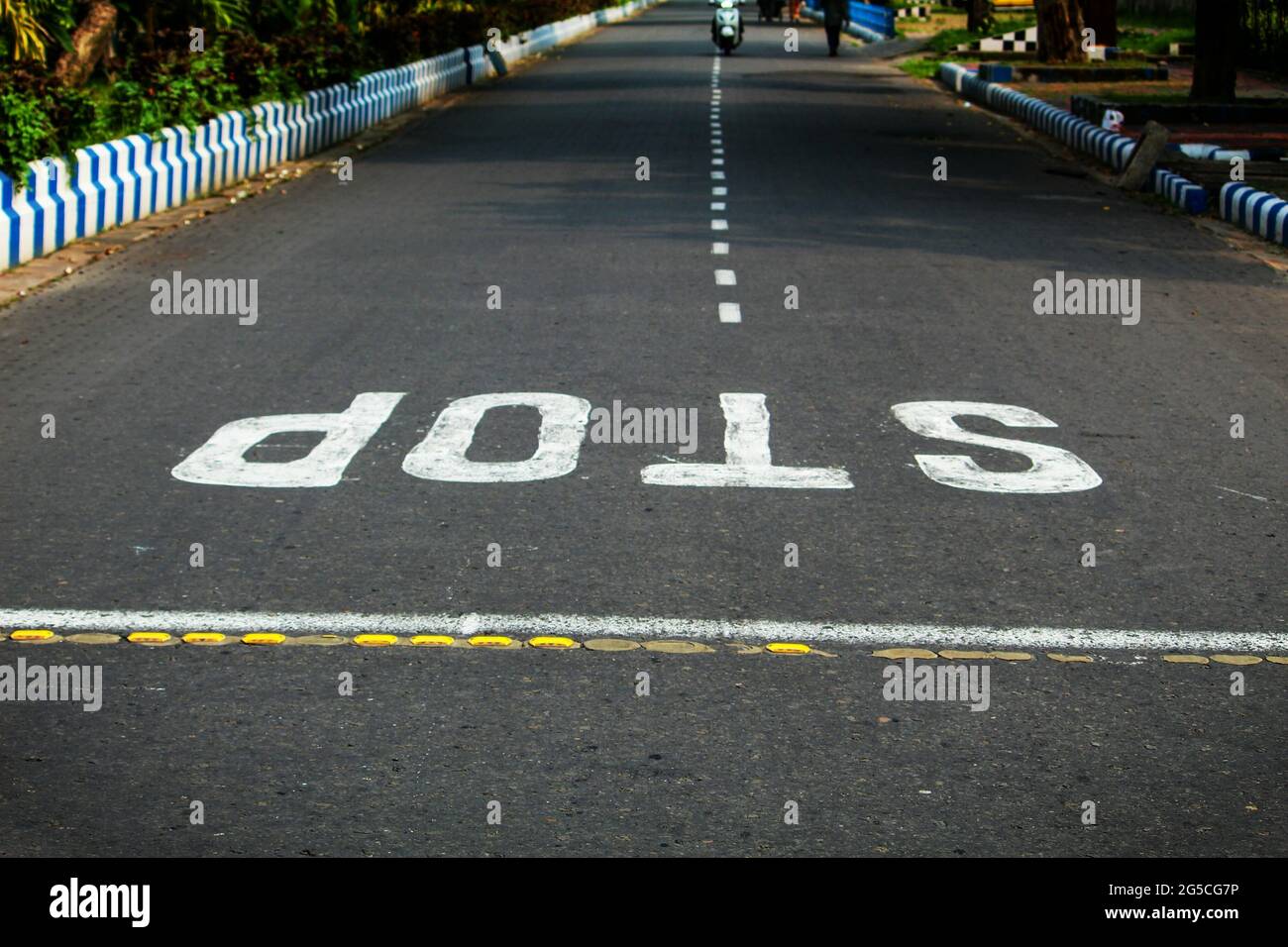 Lackiertes STOPPWORT auf einer Straße Stockfoto