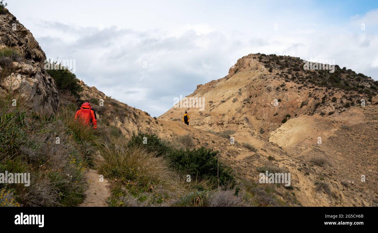 Eine Gruppe von nicht anerkannten Menschen, die auf dem Naturlehrpfad wandern. Gesunde Lebensweise Wandern im Freien Stockfoto