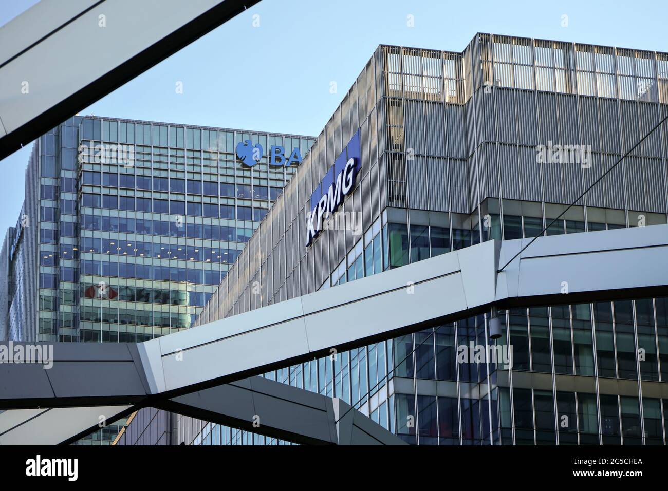 London, Großbritannien - 03. Februar 2019: Blaue KPMG-Beschilderung in ihren Büros am 15 Canada Square in Canary Wharf - Hauptsitz des Unternehmens in Großbritannien Stockfoto